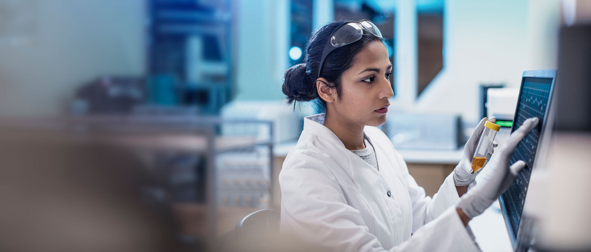 Female-Scientist-Working-in-The-Lab,-Using-Computer-Screen-1127105013_2170x1385-extended